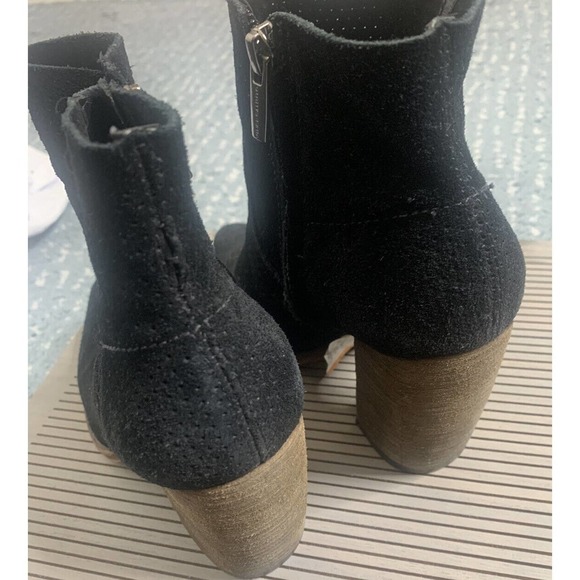 Vince Camuto Size 8.5 Black Perforated Suede Booties Block Heel - Picture 4 of 6